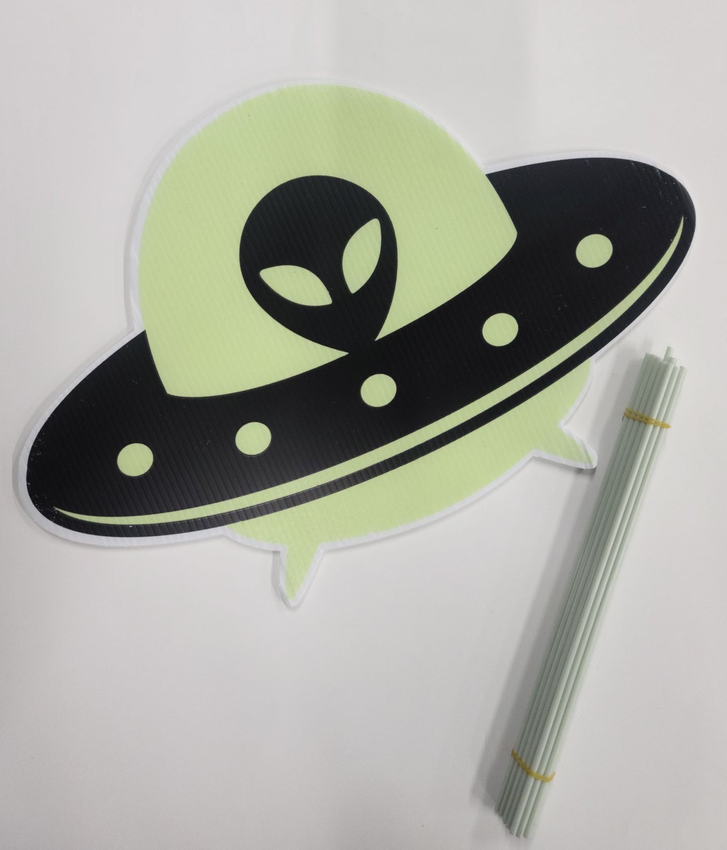 Alien Yard Sign - Glow in the Dark - Alien in Ship