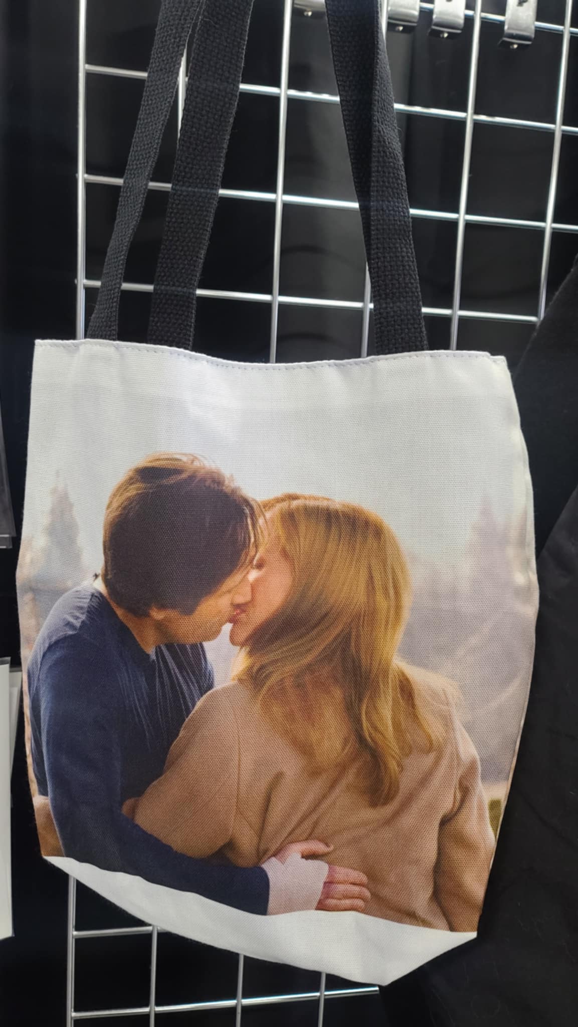 X-Files - Mulder and Scully Kiss - Tote Bag