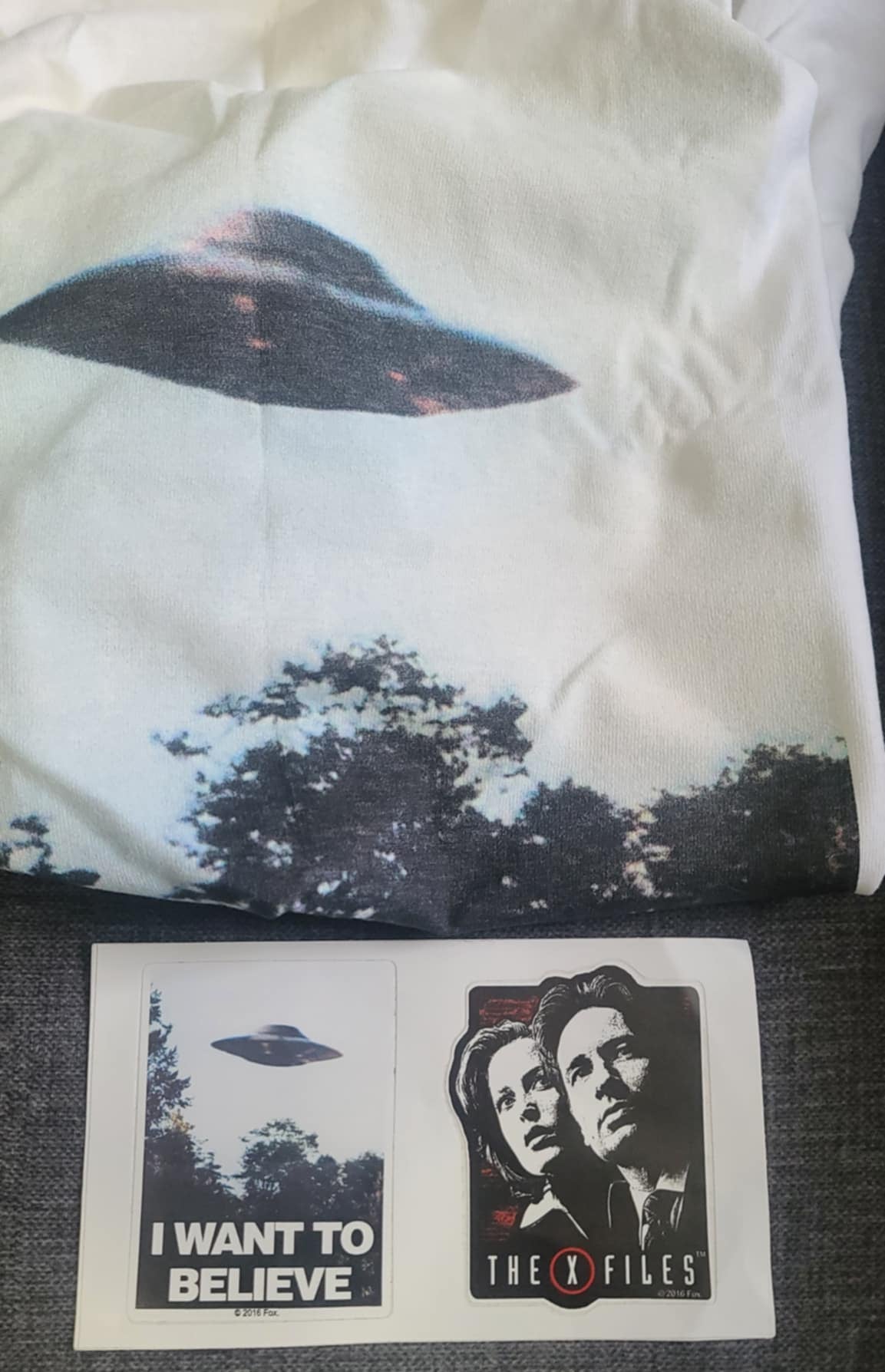 X-Files- I WANT TO BELIEVE -T-shirt with Stickers - Original FOX Shop Brand