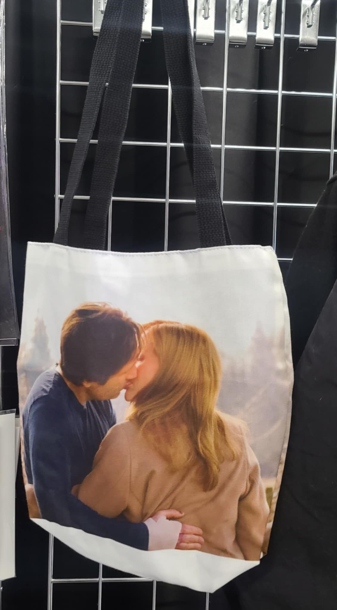 X-Files - Mulder and Scully Kiss - Tote Bag