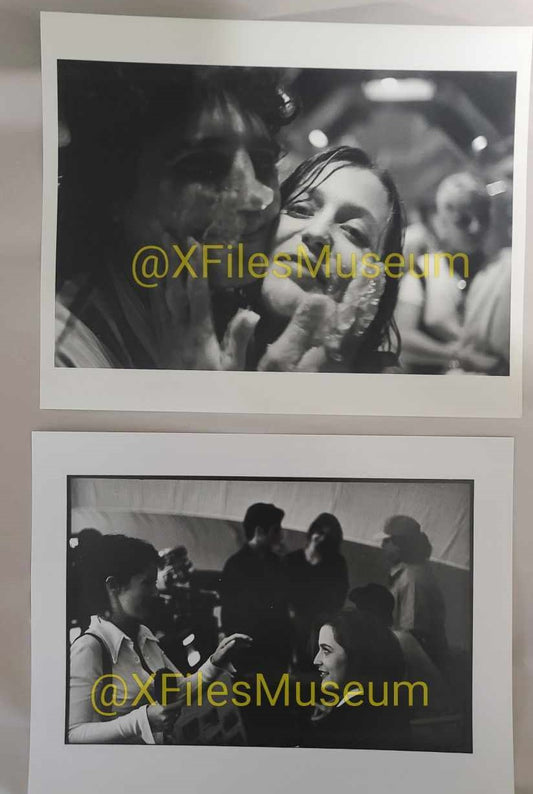 "Fight the Future" -BTS- Gillian Anderson, Rob Bowman (8x10 pack )