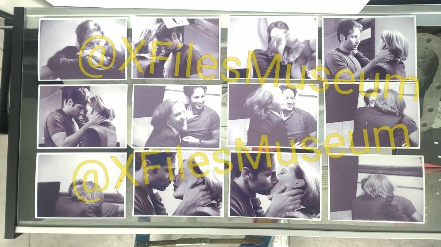 "Fight the Future" Hallway Scene - Black and White - Mulder and Scully 5x7 (12 photos) - EXCLUSIVE!
